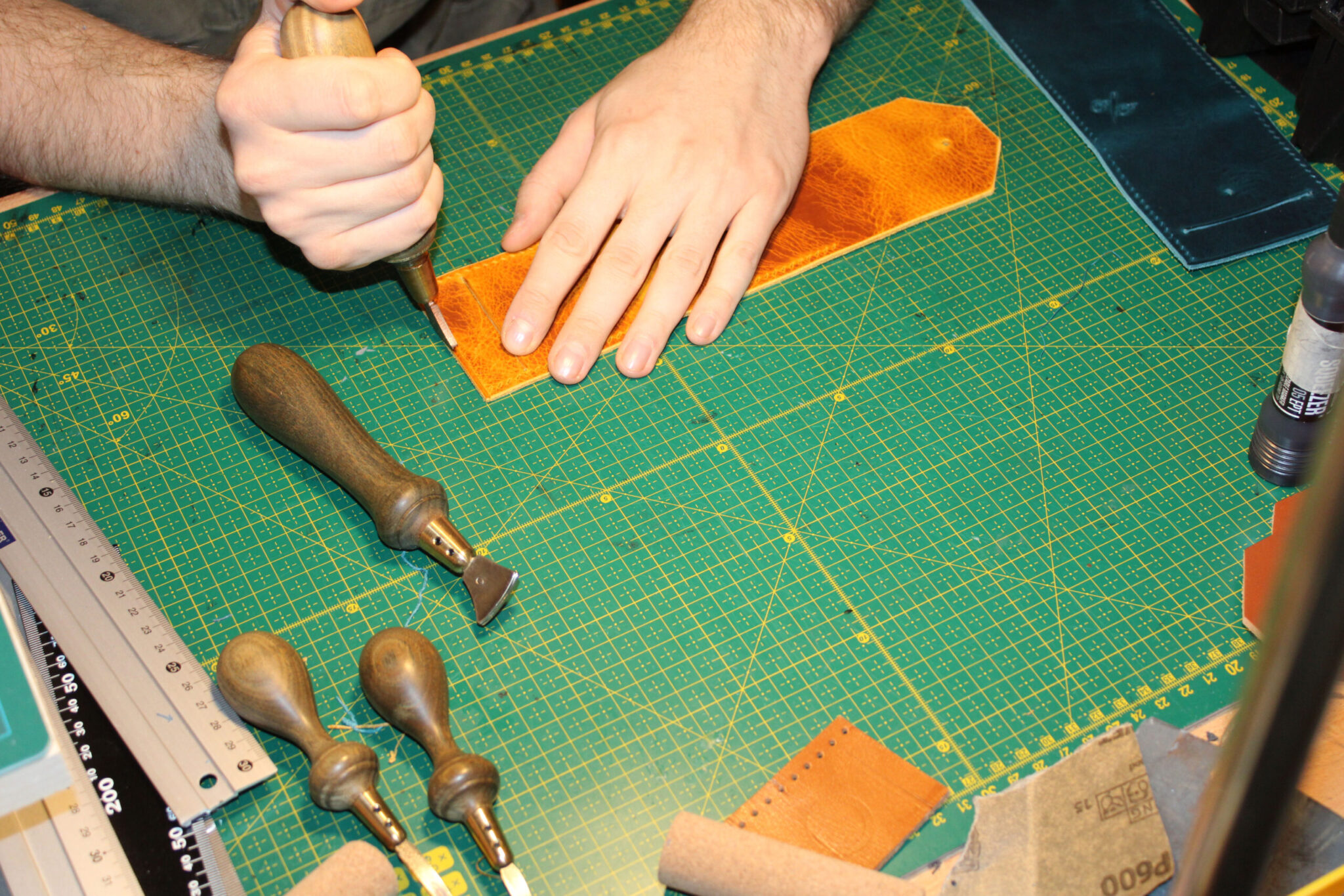 Image of the creation process of a FredFloris leather credit card wallet